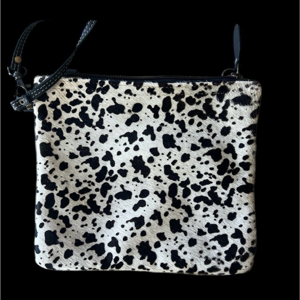 Myrna cowhide wristlet cream, color and black excellent condition